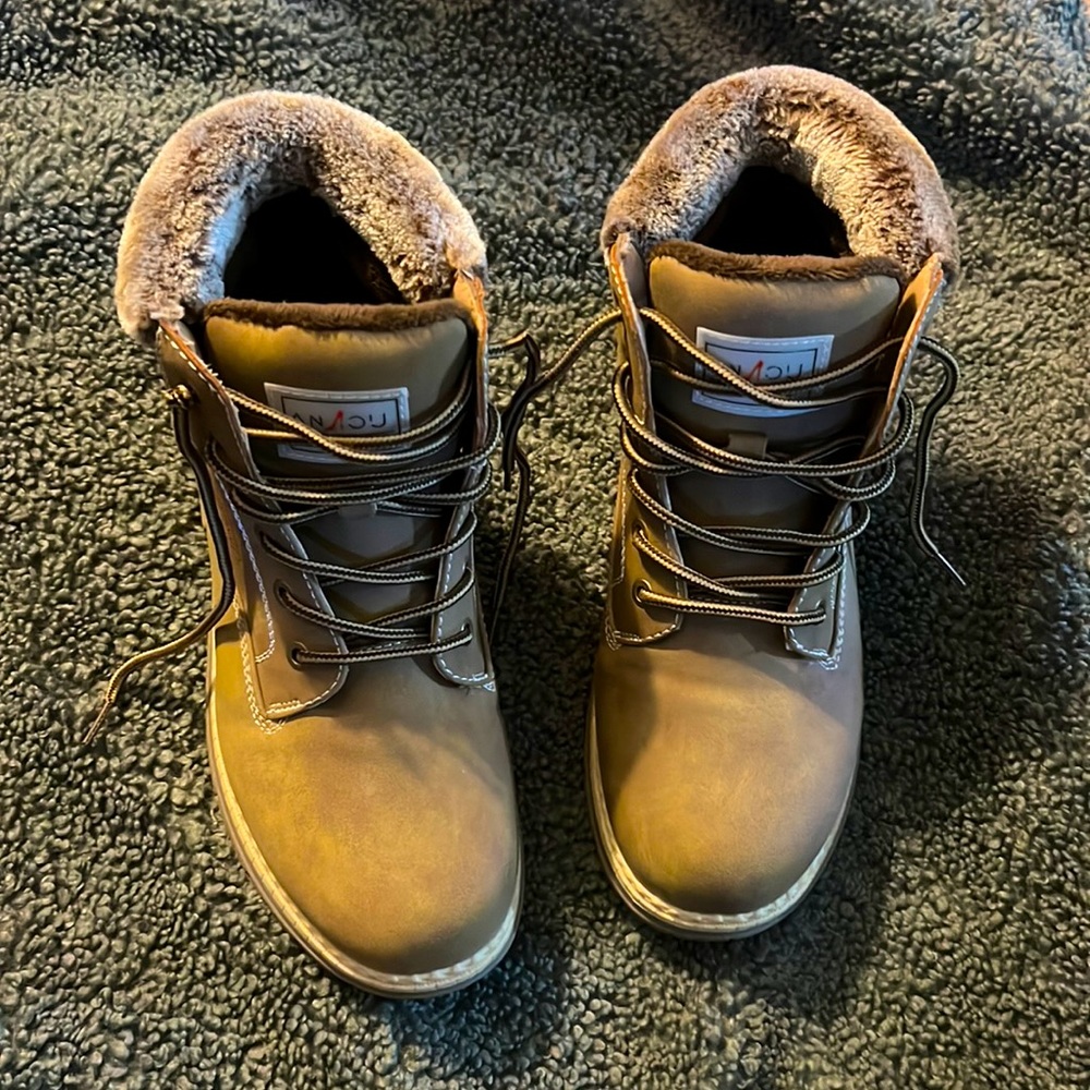 Ancu boots with cozy fur tongue and heel. Worn once